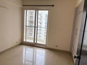 Room in 2.5 BHK Apartment at Skytech Matrott, Sector 76 – for Rent