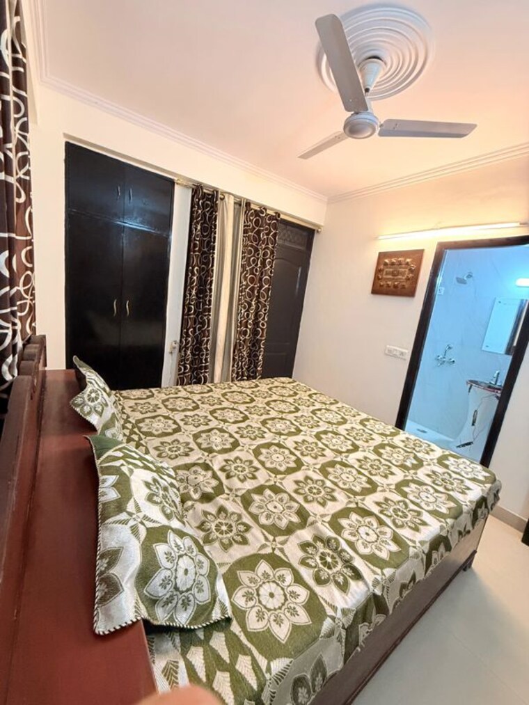 Bedroom, freedom fighters enclave 3 Bedroom 1850 Sq.Ft. Builder Floor In Freedom Fighters Enclave Delhi 10619460