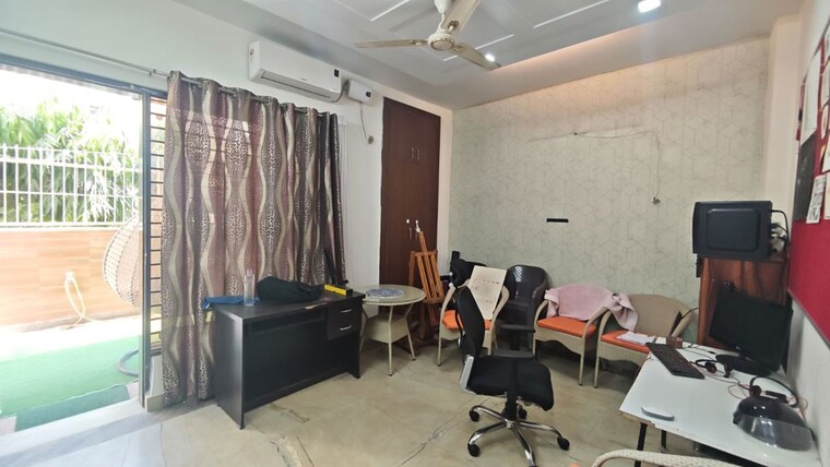 Living Room, green fields colony 3 Bedroom 200 Sq.Yd. Builder Floor In Green Fields Colony Faridabad 10619538