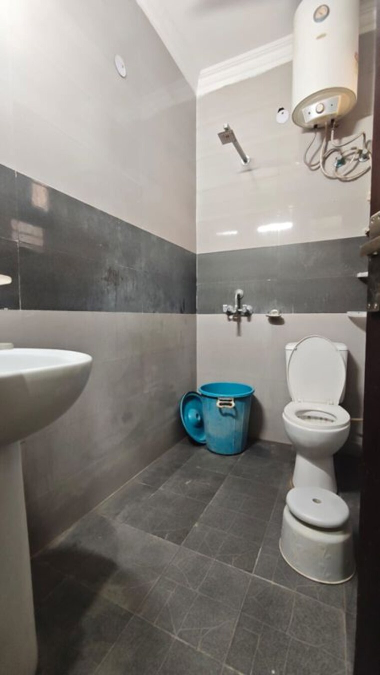 Bathroom, green fields colony 3 Bedroom 200 Sq.Yd. Builder Floor In Green Fields Colony Faridabad 10619538