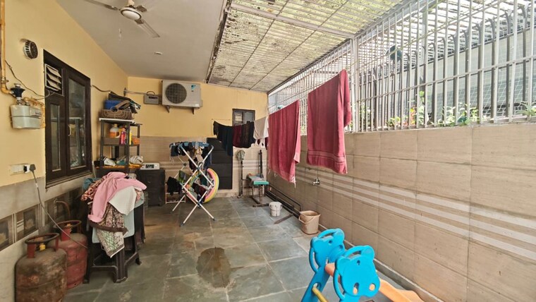  Parking, green fields colony 3 Bedroom 200 Sq.Yd. Builder Floor In Green Fields Colony Faridabad 10619538