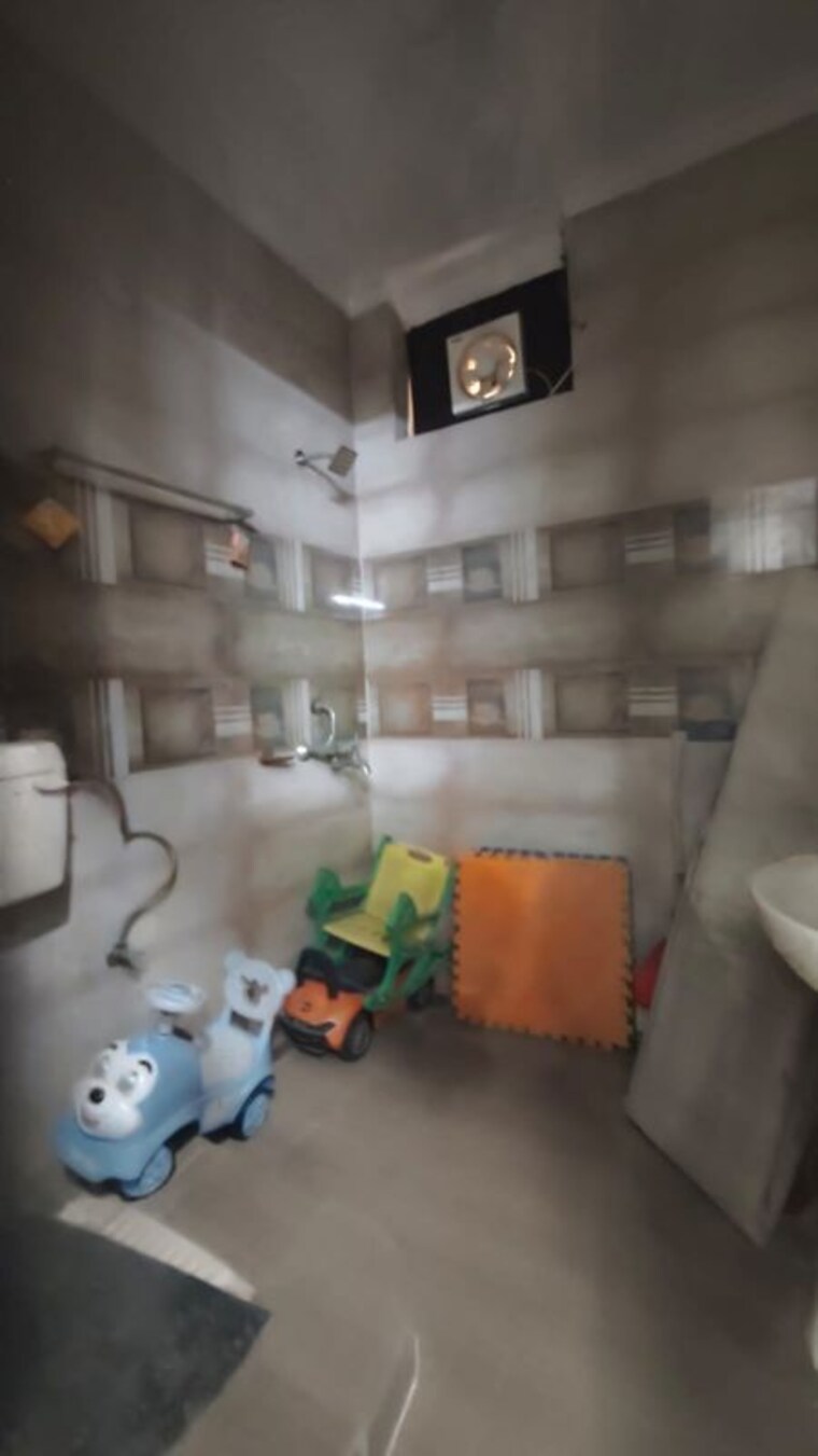 Bathroom, green fields colony 3 Bedroom 200 Sq.Yd. Builder Floor In Green Fields Colony Faridabad 10619538