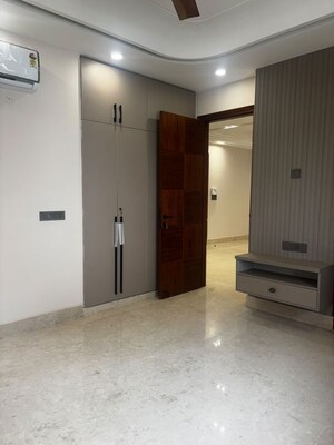 Room in 3 BHK Builder Floor at Sector 51 – for Rent