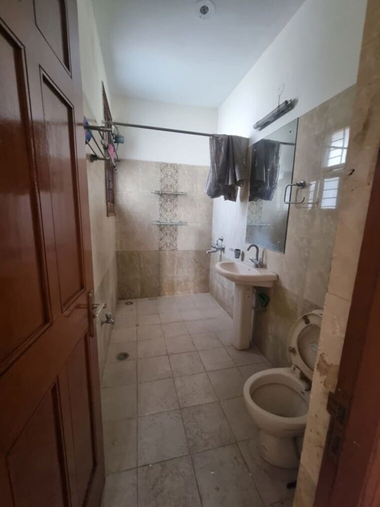 Bathroom, kharar mohali road 2 Bedroom 1100 Sq.Ft. Builder Floor In Kharar Mohali Road Kharar 10619598