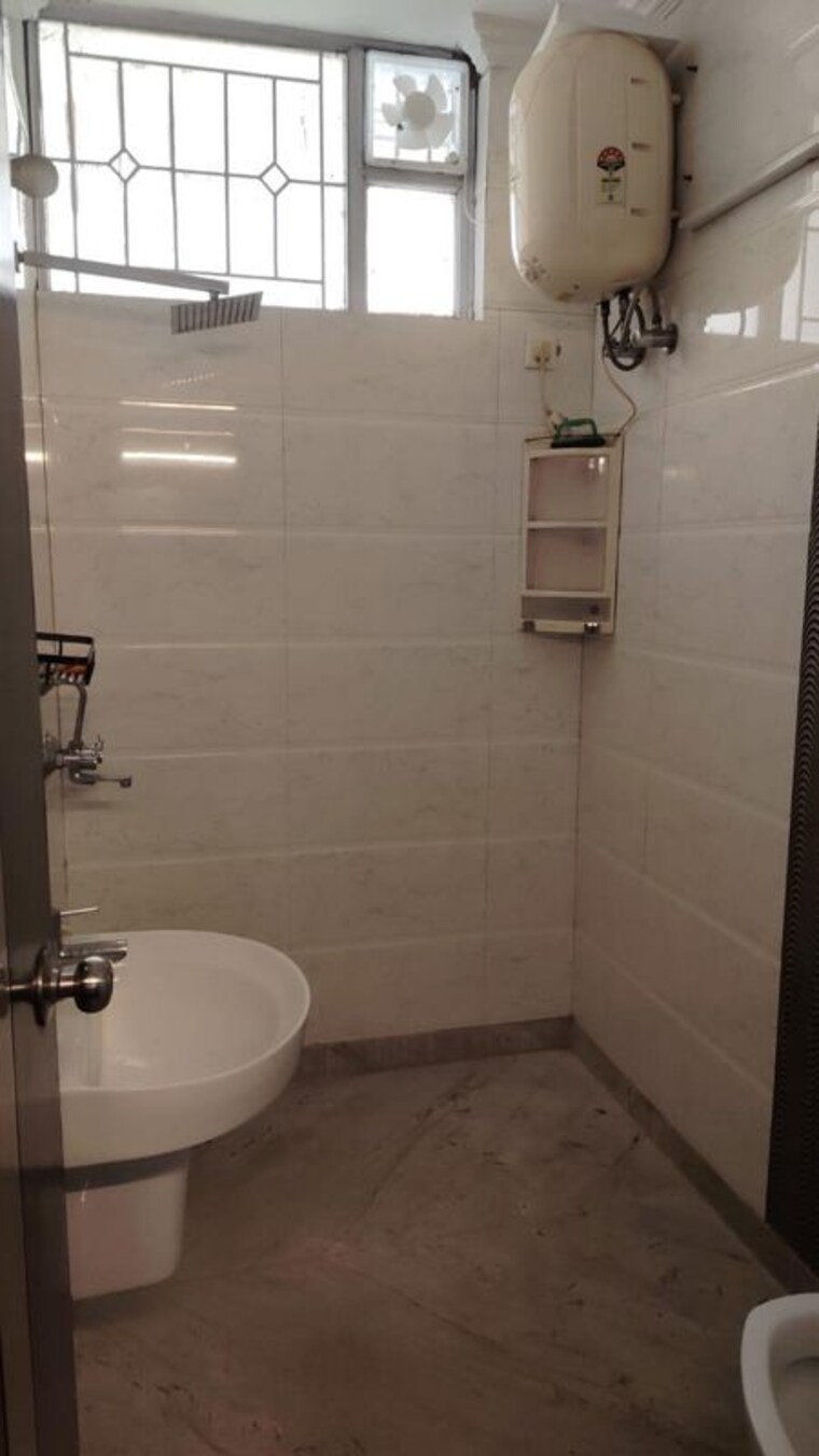 Bathroom, palam vihar 4 Bedroom 300 Sq.Yd. Builder Floor In Palam Vihar Gurgaon 10619622