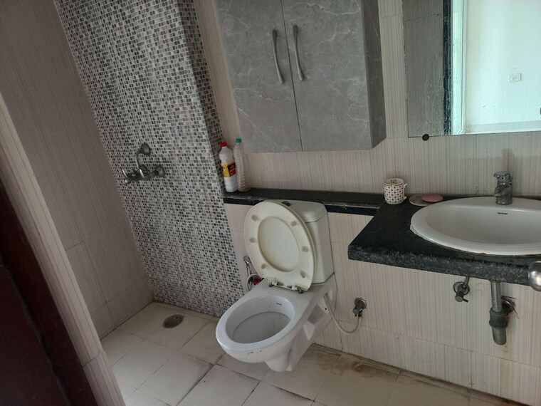 Bathroom, mahagun-mirabella 2.5 Bedroom 1380 Sq.Ft. Apartment In Sector 79 Noida 10619631