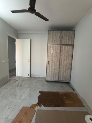 Room in 3 BHK Apartment at Signature Global City, Sector 37d – for Rent