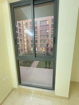 Room in 3 BHK Apartment at Lodha Sterling, Kolshet Road – for Rent
