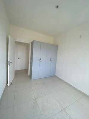 Room in 3 BHK Apartment at Godrej Aqua, International Airport Road – for Rent