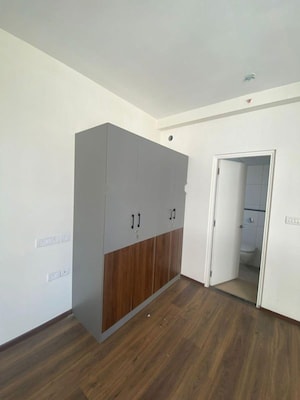 Room in 3 BHK Apartment at Godrej Aqua, International Airport Road – for Rent