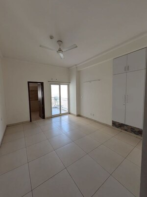 Room in 4 BHK Apartment at Sunshine Helios, Sector 78 – for Rent