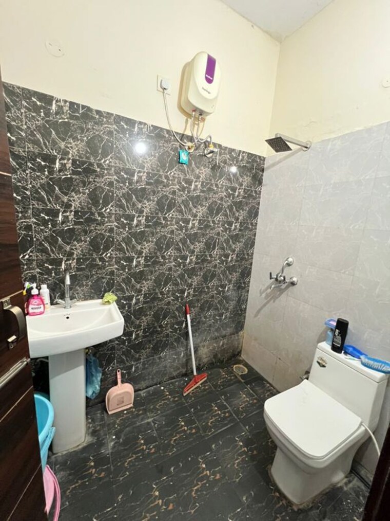 Attached Bathroom, kharar road 1 Bedroom 580 Sq.Ft. Builder Floor In Kharar Road Mohali 10619945