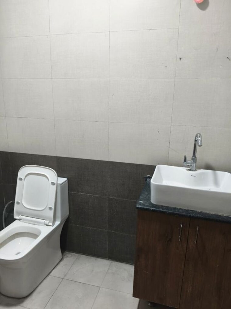 Bathroom, sector 16 Commercial Office Space 800 Sq.Ft. In Sector 16 Noida 10619942