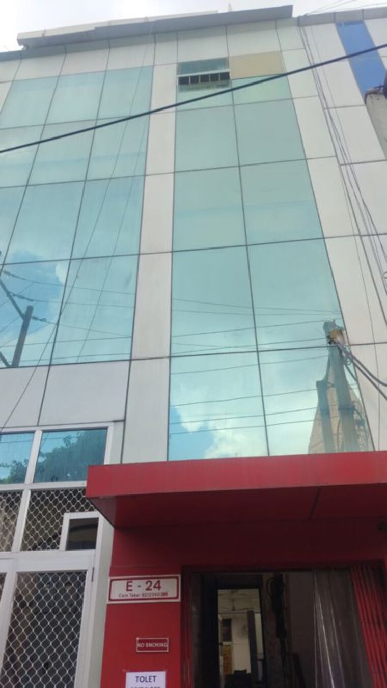 Balcony, sector 16 Commercial Office Space 800 Sq.Ft. In Sector 16 Noida 10619942