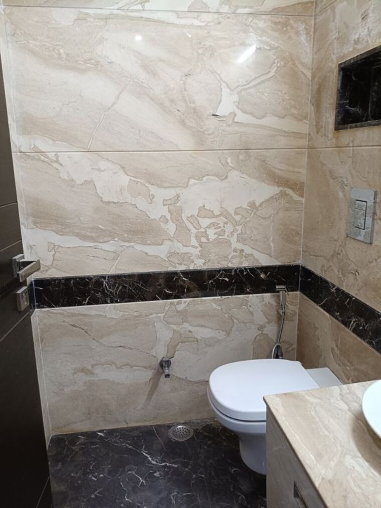 Bathroom, maharani bagh 4 Bedroom 805 Sq.Yd. Builder Floor In Maharani Bagh Delhi 10619955