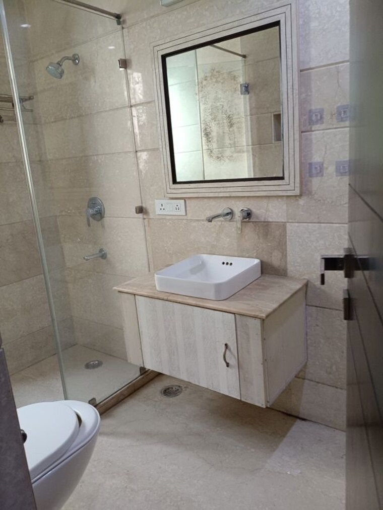 Bathroom, maharani bagh 4 Bedroom 805 Sq.Yd. Builder Floor In Maharani Bagh Delhi 10619955