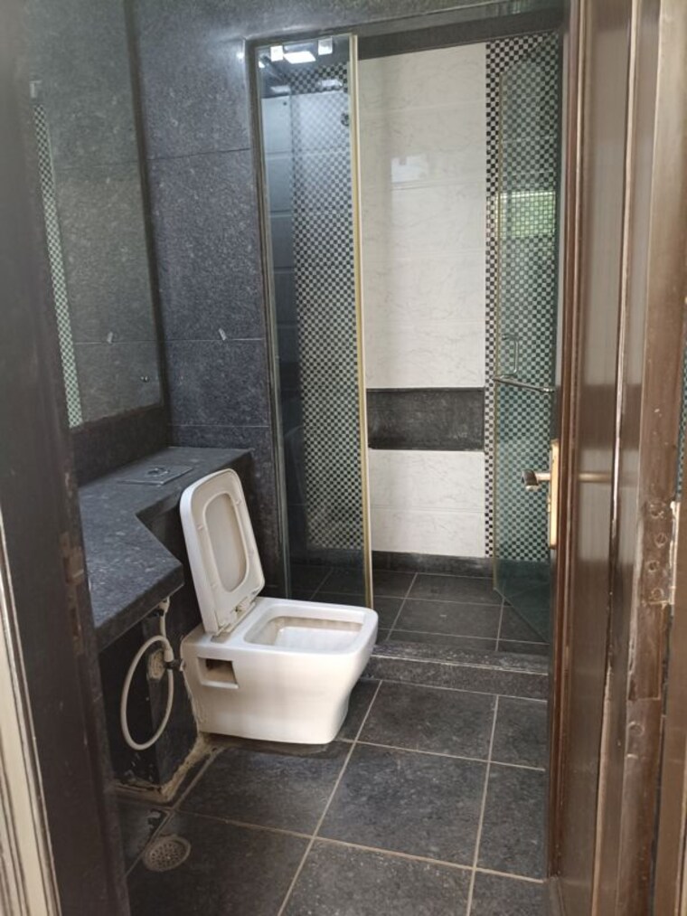 Bathroom, maharani bagh 4 Bedroom 805 Sq.Yd. Builder Floor In Maharani Bagh Delhi 10619955