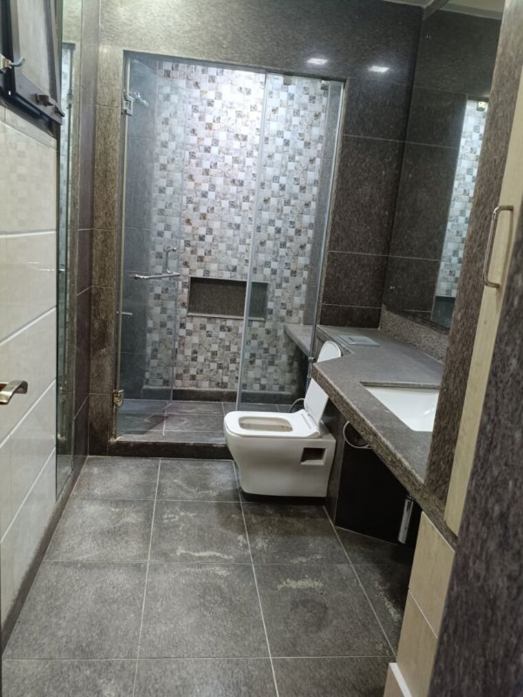 Bathroom, maharani bagh 4 Bedroom 805 Sq.Yd. Builder Floor In Maharani Bagh Delhi 10619955