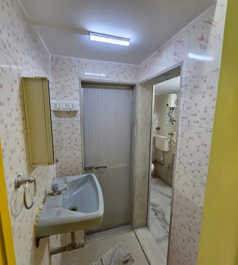 Bathroom, vinay-apartment-worli 1 Bedroom 450 Sq.Ft. Apartment In Worli Mumbai 10620003