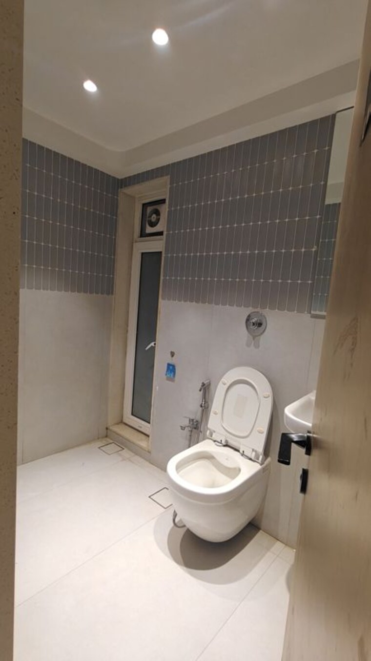 Bathroom, sindhi-society 2 Bedroom 650 Sq.Ft. Apartment In Chembur Mumbai 10620100