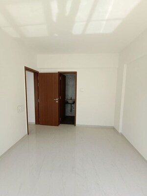 Room in 2 BHK Apartment at Dahanukar Colony – for Rent