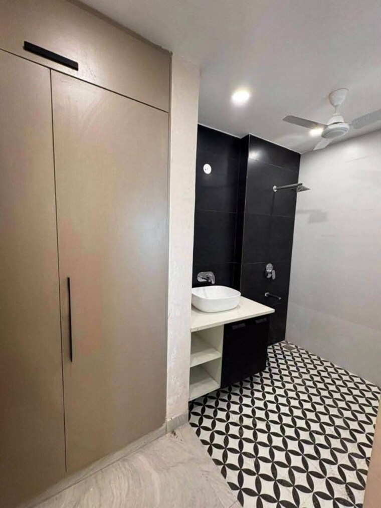 Bathroom, bptp-amstoria 3 Bedroom 181 Sq.Yd. Builder Floor In Sector 102 Gurgaon 10620172