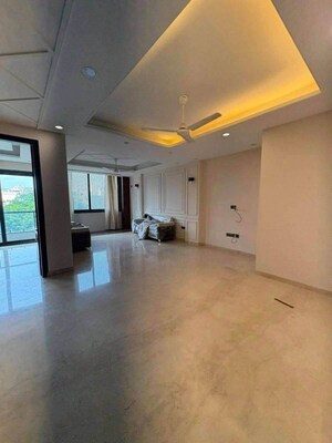 Room in 3 BHK Builder Floor at BPTP Amstoria, Sector 102 – for Sale
