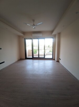 Room in 4 BHK Apartment at Eros Edenwood Towers, Lakkarpur – for Rent