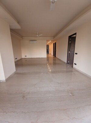 Room in 4 BHK Apartment at Eros Edenwood Towers, Lakkarpur – for Rent