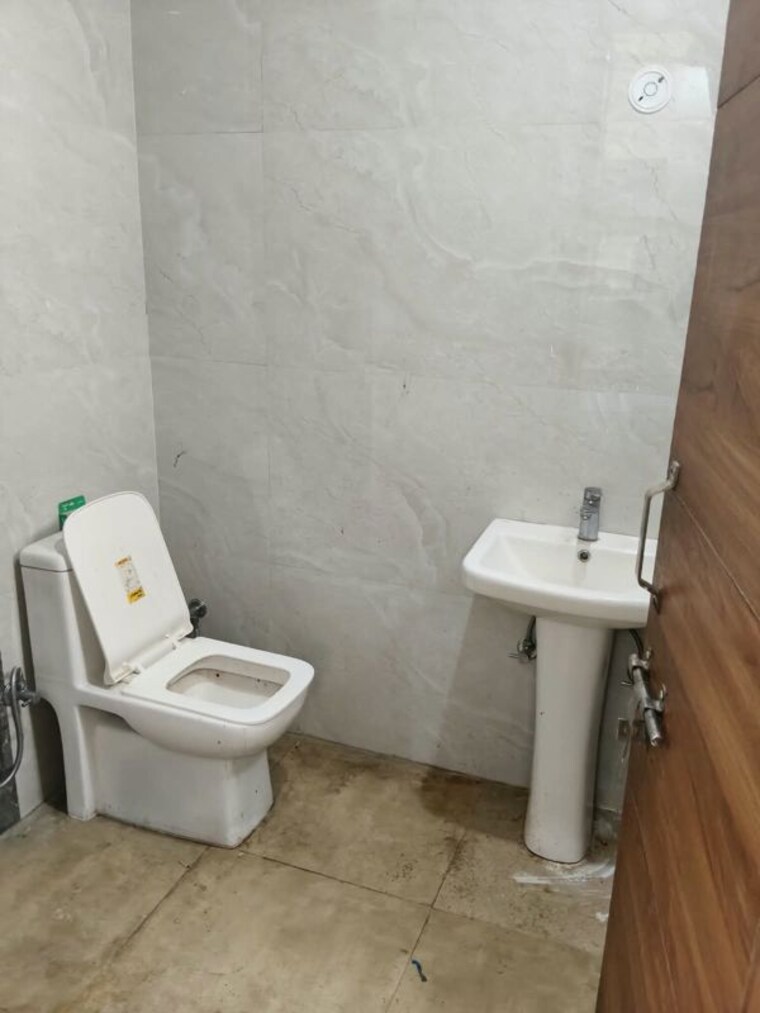 Bathroom, aman vihar 3 Bedroom 1400 Sq.Ft. Builder Floor In Aman Vihar Dehradun 10620218