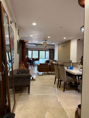 Room in 2 BHK Apartment at Marine Drive – for Sale