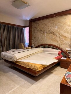 2 BHK Apartment For Sale in Marine Drive