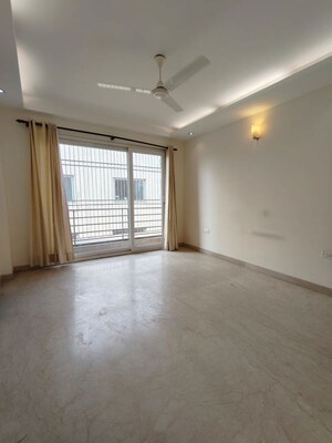 Room in 3 BHK Builder Floor at Defence Colony – for Rent