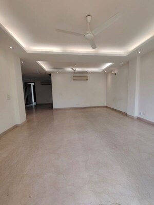 Room in 3 BHK Builder Floor at Defence Colony – for Rent