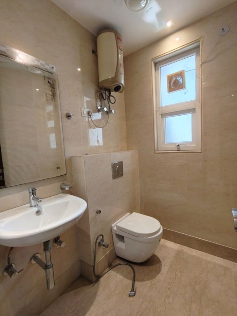 Bathroom, defence colony 3 Bedroom 2000 Sq.Ft. Builder Floor In Defence Colony Delhi 10620237
