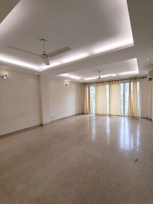 Room in 3 BHK Builder Floor at Defence Colony – for Rent