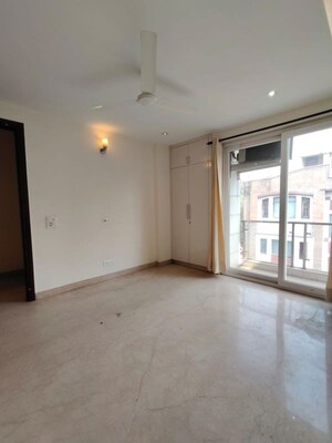 Room in 3 BHK Builder Floor at Defence Colony – for Rent
