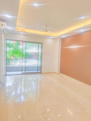 Room in 4 BHK Builder Floor at Green Park Extension – for Sale