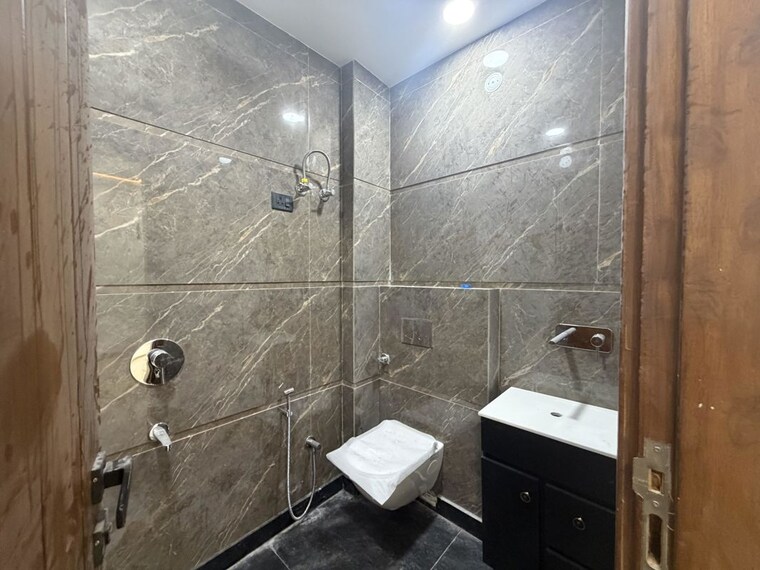 Bathroom, sector 21 3 Bedroom 1550 Sq.Ft. Builder Floor In Sector 21 Gurgaon 10620384