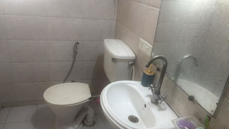 Bathroom, gaur-city-6th-avenue 3.5 Bedroom 1560 Sq.Ft. Apartment In Sector 4 Greater Noida Greater Noida 10620415