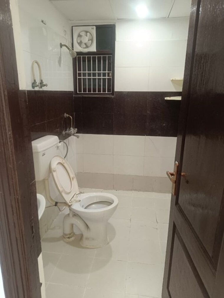 Bathroom, shyam-bankey-bihari-sharnam 3 Bedroom 1454 Sq.Ft. Apartment In Raj Nagar Extension Ghaziabad 10620412