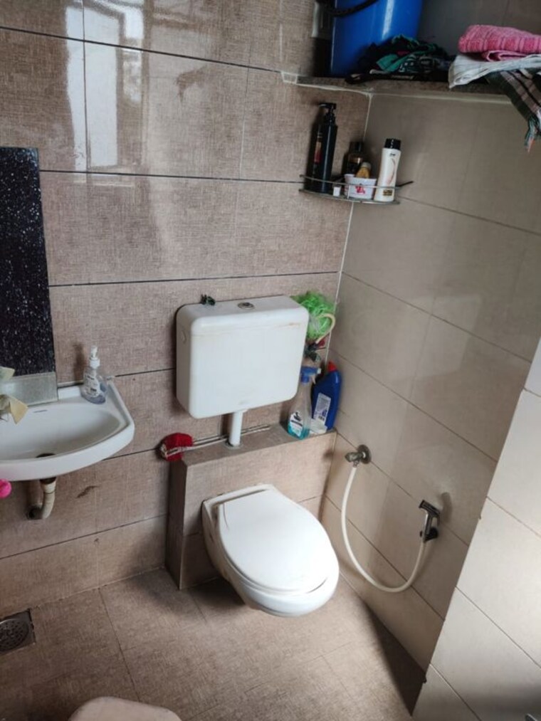 Bathroom, vasna 2 Bedroom 900 Sq.Ft. Apartment In Vasna Ahmedabad 10620485