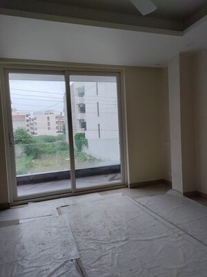 Room in 3 BHK Builder Floor at Sector 27 – for Rent