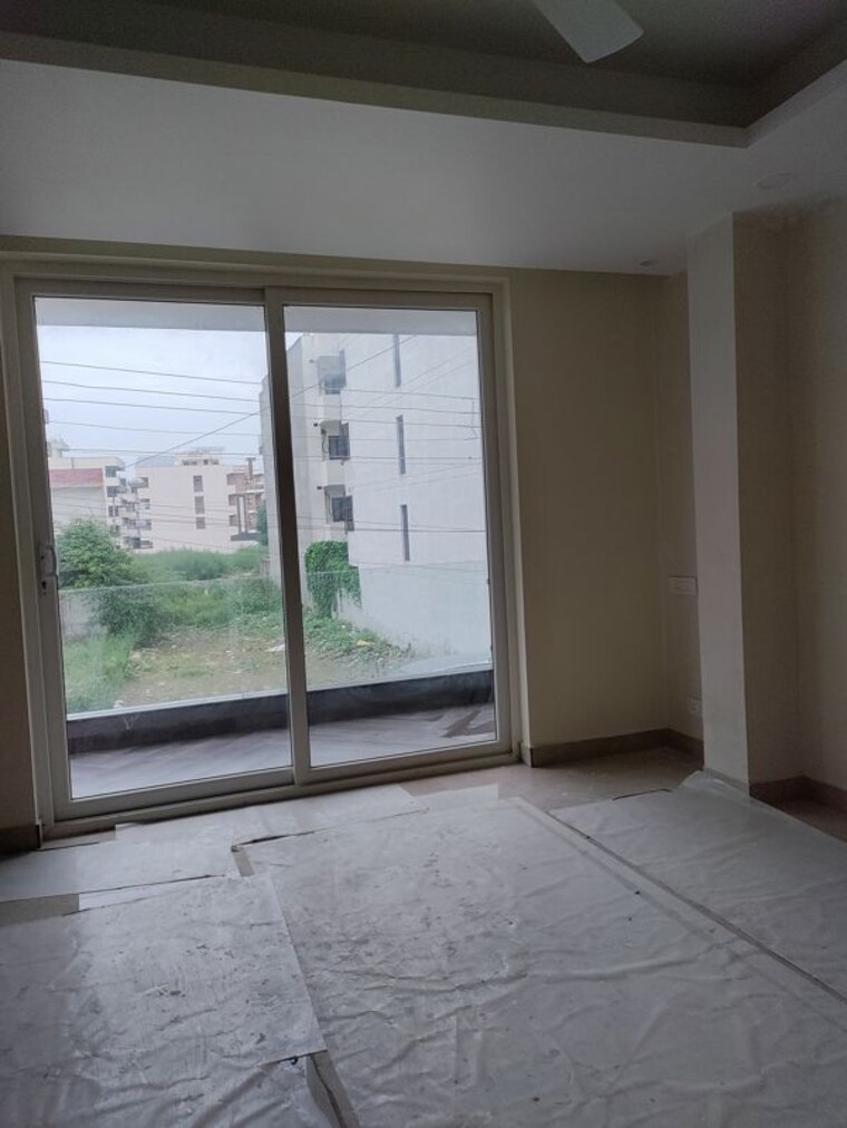 Room, sector 27 3 Bedroom 2300 Sq.Ft. Builder Floor In Sector 27 Gurgaon 10620502