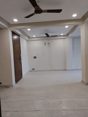 Room in 3 BHK Builder Floor at Sector 27 – for Rent