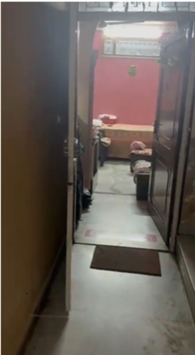 Bathroom, laxmi nagar 3 Bedroom 100 Sq.Yd. Apartment In Laxmi Nagar Delhi 10620492