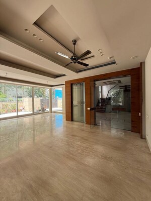 Parking in 4 BHK Builder Floor at Golf Course Extension – for Rent