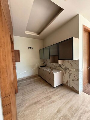 Room in 4 BHK Builder Floor at Golf Course Extension – for Rent