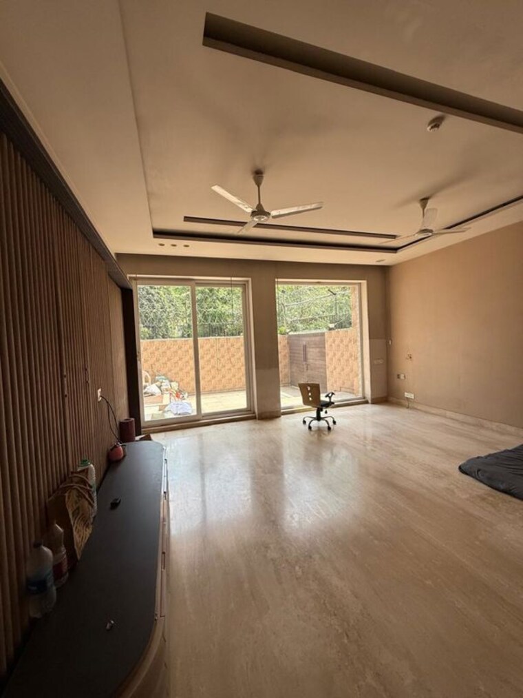 Room, golf course extension 4 Bedroom 360 Sq.Yd. Builder Floor In Golf Course Extension Gurgaon 10620513