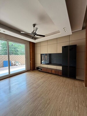 Room in 4 BHK Builder Floor at Golf Course Extension – for Rent